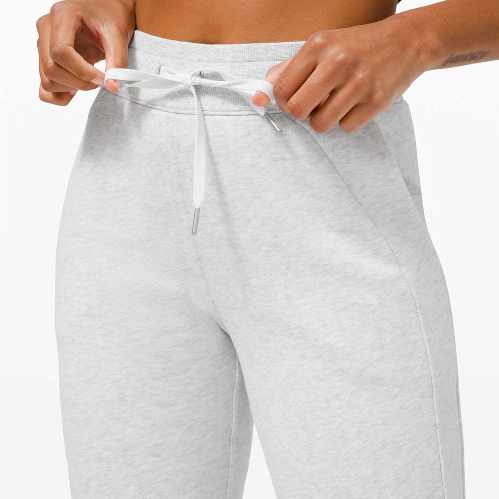 GREY LULULEMON SCUBA JOGGERS 28IN